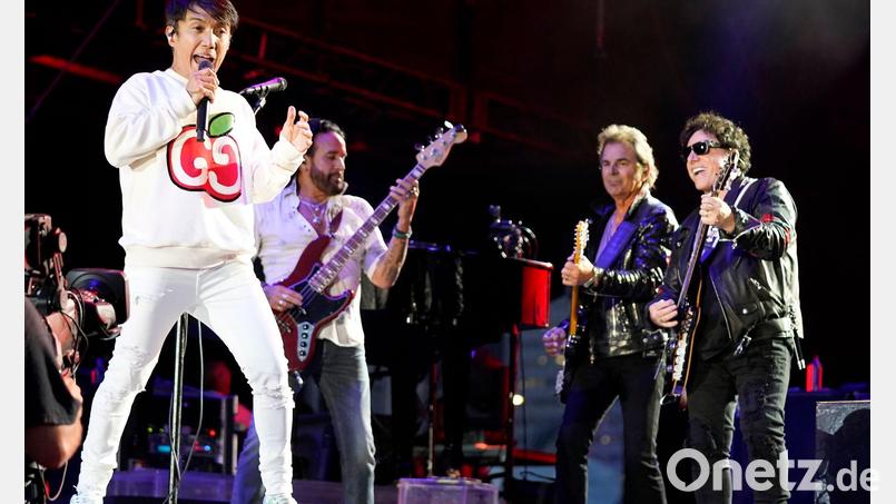 Nach mehr als 50 Jahren kündigt die US-Band Journey eine Abschiedstour an. (Archivbild) Bild: Rob Grabowski/Invision/dpa