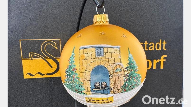 Das Felsenkeller-Labyrinth ziert die neue Schwandorfer Christbaumkugel. Bild: Sandra Schmid/Stadt Schwandorf