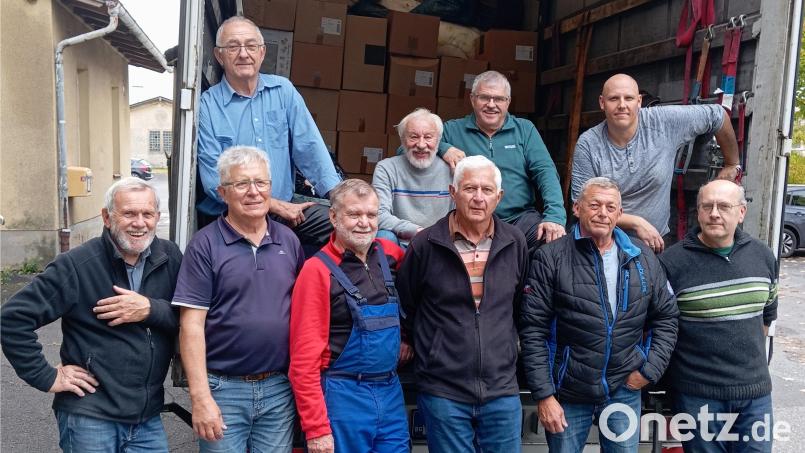 Nach drei Stunden Schwerstarbeit war der Lastwagen voll beladen. Die fleißigen Helfer: Benno Riedl, Georg Pamler, Erhard Walberer, Franz Ficker, Stefan Dippl, Konrad Neuser und Hans Karl. Bild: exb; Für das Leben und die Hoffnung/Hans Karl