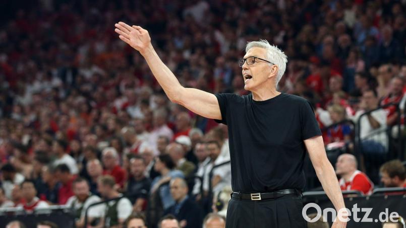 Bayern-Trainer Gordon Herbert gewann mit seinem Team auch bei Paris Basketball. (Archivbild) Bild: Matthias Stickel/dpa