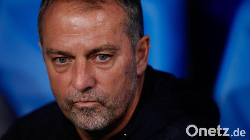 Hansi Flick will von seiner Spielweise für den FC Barcelona nicht abrücken. (Archivbild) Bild: Jose Breton/AP/dpa