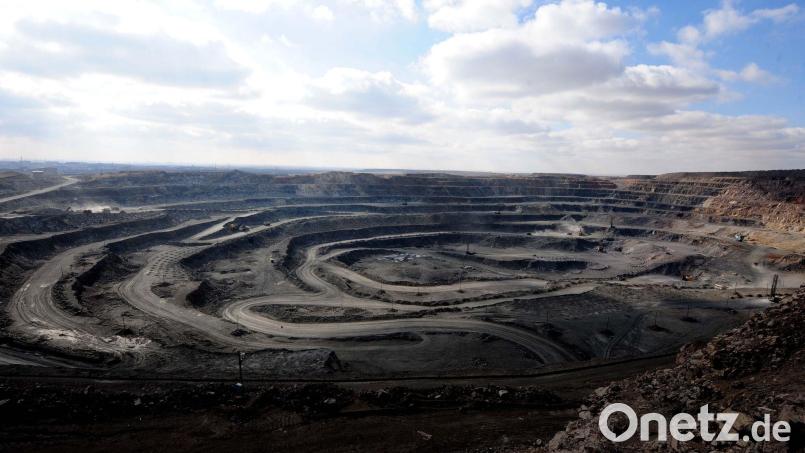 Wichtige Metalle, die etwa hier in der Bayan-Obo-Mine für seltene Erden in der Inneren Mongolei abgebaut werden, braucht auch die deutsche Industrie - etwa für Sensoren oder Elektromotoren. (Archivbild) Bild: Ren Junchuan/Xinhua via ZUMA Wire/dpa