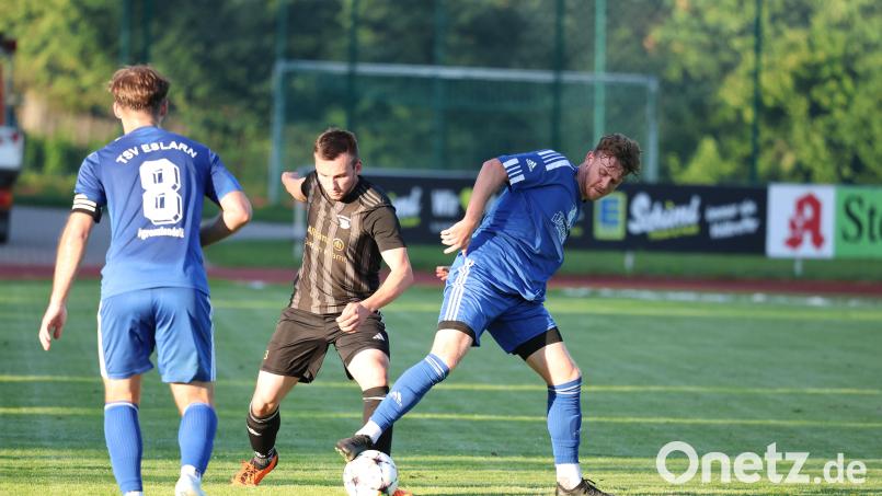 Eine Szene aus dem Hinspiel zwischen dem TSV Erbendorf (schwarze Trikots) und dem TSV Eslarn. Damals endete die Partie mit 5:0 für Erbendorf. Am kommenden Sonntag ist der TSV Eslarn auf Wiedergutmachung auf. Bild: Dieter Jäschke