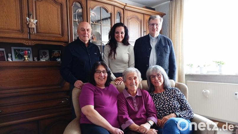 Die Jubilarin feierte ihren Geburtstag mit ihren Töchtern Christina (links) und Silvia (rechts) sowie stehend (von links) den Seniorenbeauftragten Gerhard Weber, Bürgermeisterin Margit Bayer und Stadtpfarrer Bernd Philipp. Bild: fpoz