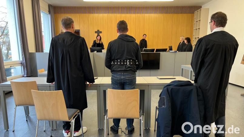 Der 24-Jährige (Mitte) gestand, einen 77-jährigen Mann in einer Urologiepraxis in Weiden vergewaltigt zu haben. Der Angeklagte hatte in der Praxis als Pfleger gearbeitet. Bild: juh
