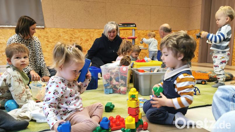 Jeden Montagvormittag trifft sich die AWO-Krabbelgruppe zum Spielen im Mehrgenerationenhaus Oberviechtach. Marion Dietz (Mitte) organisiert das Treffen seit fast vier Jahrzehnten. Bild: Portner