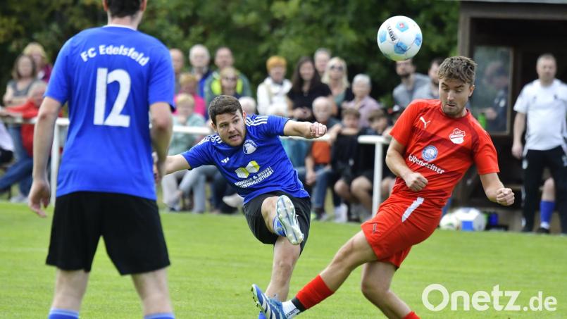 Andreas Spies Mitte) und seine Teamkollegen vom FC Edelsfeld kommen in dieser Saison einfach nicht so richtig in die Spur. Am Sonntag geht es für die Elf vom Hahnenkamm zum SV Freudenberg. Bild: Hubert Ziegler