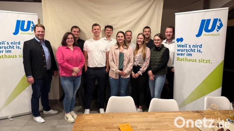 Die Junge Union in Hahnbach stellt eine eigene Liste für die Kommunalwahl im März 2026 zusammen. Die Nominierung erfolgte einstimmig. Den Kandidatinnen und Kandidaten gratulierte JU-Kreisvorsitzender Henner Wasmuth. Bild: bö