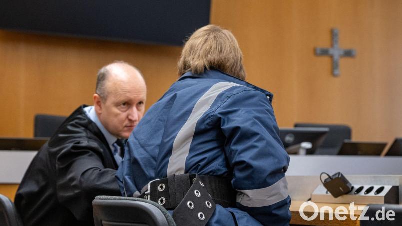 Ein 27 Jahre alter Mann ist vor dem Landgericht Landshut angeklagt, links neben ihm sitzt sein Verteidiger Thomas Fauth. Bild: Armin Weigel/dpa