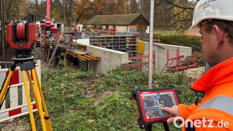 Fundamente, Widerlager und Überbau sind bereits betoniert. Dennoch wird die neue Brücke über den Rosenbach beim Eislaufplatz ganz knapp nicht mehr dieses Jahr fertig – der Radweg bleibt solange gesperrt. Bild: Petra Hartl