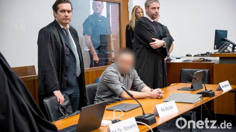 Die Verteidiger räumten zu Prozessbeginn ein, dass der Angeklagte (m., verpixelt) sich heimlich beim Geschlechtsverkehr mit mehreren Frauen gefilmt und die Videos anschließend ins Internet gestellt hatte. Bild: Daniel Vogl/dpa