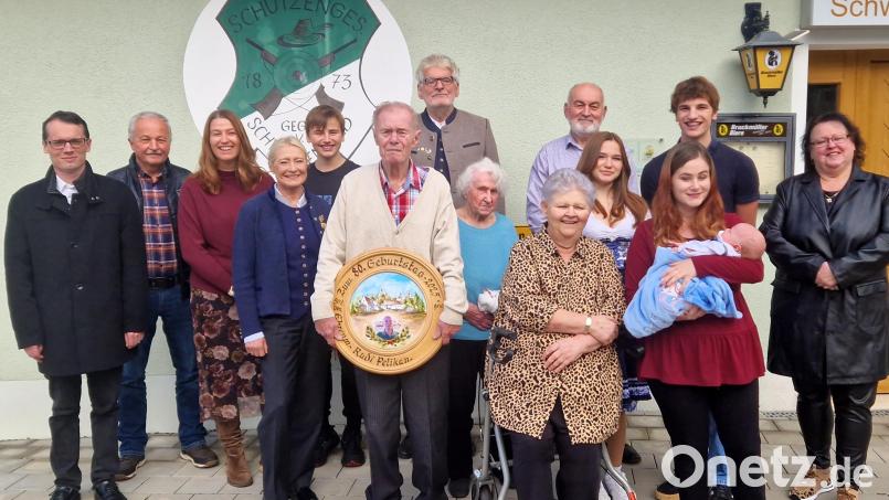 Zusammen mit Familie und Vereinsvertretern waren auch Pfarrer Maximilian Moosbauer (links) und stellvertretende Bürgermeisterin Gabi Wittleben (Vierte von links) gekommen, um dem Jubilar Rudi Pelikan (vorne, Mitte) zu gratulieren. Bild: mab