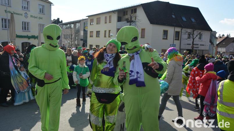 Tausende Besucher verfolgten bei tollem Wetter den Mitterteicher Faschingsumzug in diesem Jahr und trafen dabei auch auf diese "Aliens". Für so manche Hingucker dürfte auch der 17. Mitterteicher Gaudiwurm am 14. Februar 2026 sorgen. Archivbild: jr
