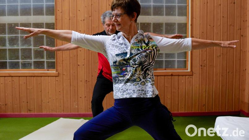 Hatha Yoga ist auch für Senioren und Personen mit körperlichen Einschränkungen geeignet, da viele Übungen angepasst werden können. Siglinde Burger ist seit 30 Jahren Yoga-Dozentin für die Volkshochschule Vohenstrauß. Bild: Franka Eichl