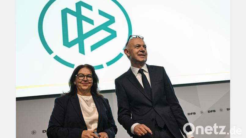 DFB-Spitzenfunktionäre Heike Ullrich und Bernd Neuendorf: großer Schritt für die Frauen-Bundesliga Bild: Arne Dedert/dpa