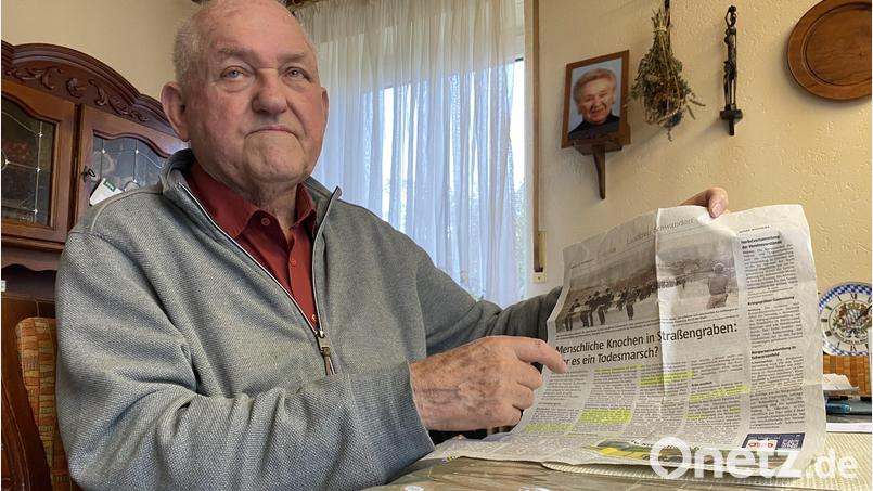 Hermann Götz sitzt an seinem Esstisch, in der Hand hält er den Artikel von Oberpfalz-Medien über die menschlichen Knochen bei Fronberg. Er hat ihn aufmerksam studiert und sogar einige Stellen markiert. Bild: sbö