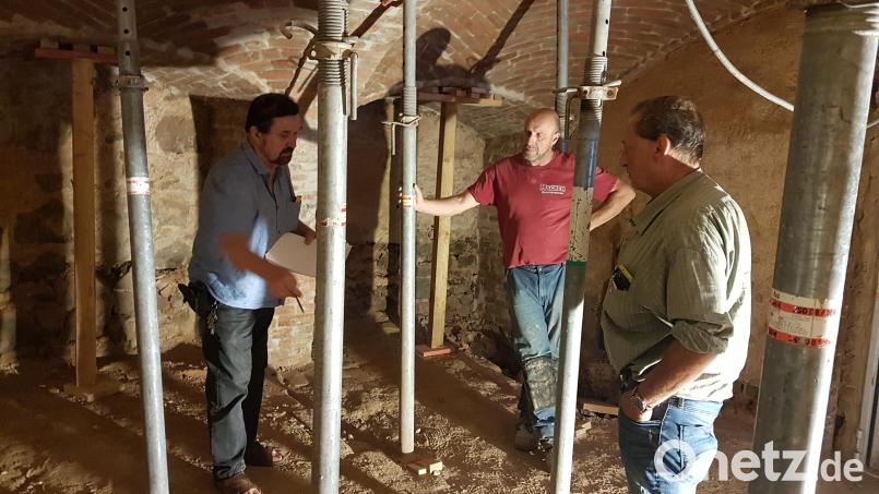 Architekt Anton Landgraf (links) ist für die Statik des Gewölbes verantwortlich. Bild: gi