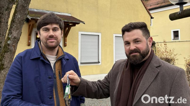 Adrian Kuhlemann (links) bekommt nach Vertragsunterzeichnung vor Ort von Bürgermeister Sebastian Giering den Schlüssel für die Freizeitanlage. Der Neustädter Spitzenkoch übernimmt im nächsten Jahr die Bewirtung. Bild: Julia Fienz, exb