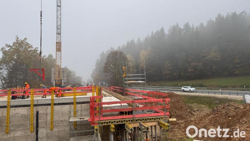 Bei der B470 führt die Umleitung direkt neben der Baustelle vorbei, auf einer eigens gebauten Behelfsstraße, die später wieder abgerissen wird. Bild: Heike Unger