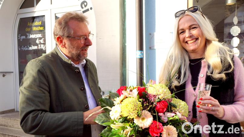 Mit einem Blumenstrauß wünschte zweiter Bürgermeister Hermann Schraml der Bürgermeisterkandidatin Daniela Wild viel Erfolg bei der Kommunalwahl in vier Monaten. Bild: bkr