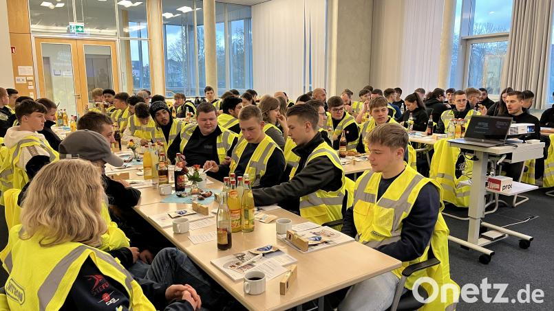 Witron-Azubis tauschen sich mit Kollegen bei ABM Greiffenberger in Marktredwitz aus. Bild: ABM Greiffenberger/exb