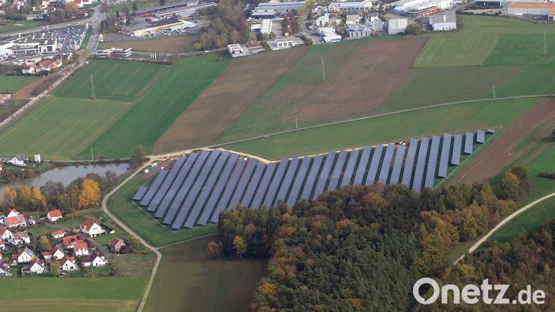 Wie hier am Postweiher werden die Amberger Stadtwerke auch in Zukunft in die Freiflächen-Photovoltaik investieren. Das passiert aber vor allem, um finanziell für die Zukunft gewappnet zu sein. Bild: Bernd Georgi