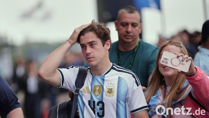 Franco Colapinto kommt im argentinischen Nationaltrikot an der Strecke in Interlagos an. Bild: Ettore Chiereguini/AP/dpa