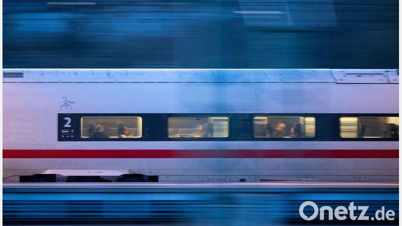 Ein Mann mit Sturmhaube sorgte in einem ICE nach München für einen Polizeieinsatz. (Symbolbild) Bild: Marijan Murat/dpa