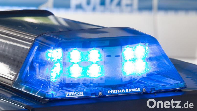 Ein Zug stößt mit einem Müllauto zusammen. (Symbolbild) Bild: Friso Gentsch/dpa