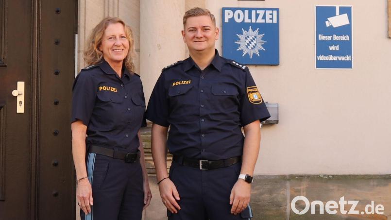 Sabine Roidl, Chefin der Polizeiinspektion Nabburg, hieß ihren neuen Stellvertreter Markus Weber willkommen. Bild: Polizeiinspektion Nabburg