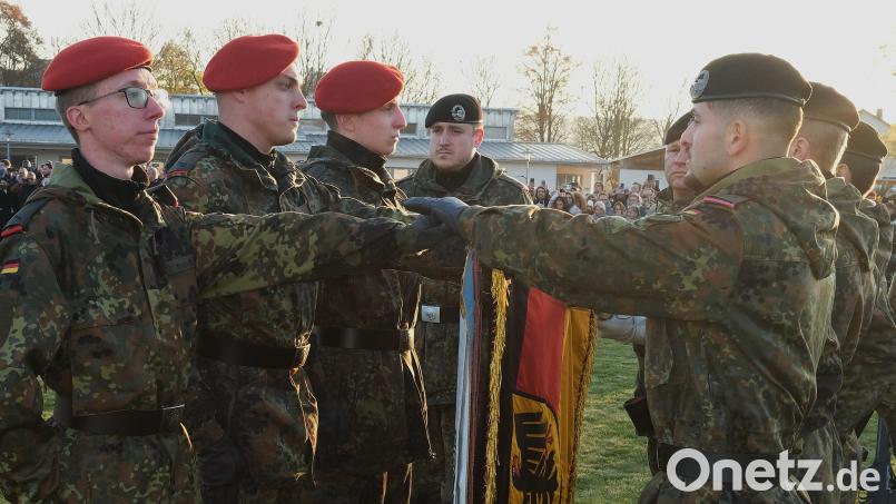 Die Soldaten gelobten, der Bundesrepublik Deutschland treu zu dienen und das Recht und die Freiheit des deutschen Volkes tapfer zu verteidigen. Bild: Hirsch