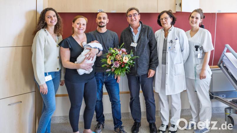 Freude über das 500. Baby des Jahres im Krankenhaus Schwandorf: Mama Theresa und Papa Manuel gemeinsam mit ihrem Sohn Enzo, umgeben von Hebamme Celine Michalke (von links), stellvertretenden Geschäftsführer Michael Enzmann, Chefärztin Dr. Susanne Merl und Stationsleitung Anna Prey. Bild: Michael Vogl