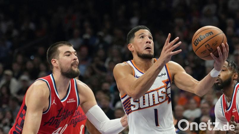 Devin Booker (r.) erzielte 24 Punkte für Phoenix. Bild: Ross D. Franklin/AP/dpa