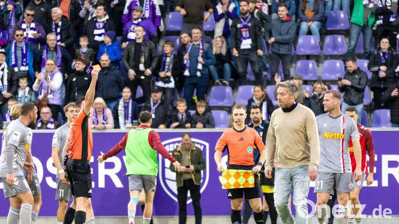 Jahn-Trainer Michael Wimmer (Zweiter von rechts) sah zuletzt in Aue die Rote Karte. Deswegen wurde der Coach für das Heimspiel gegen 1860 München am Sonntag auch mit einem Innenraumverbot belegt. Bild: Sascha Janne
