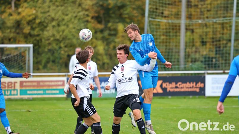 Auch gegen den FC Bad Kötzting müssen die Spieler des SC Luhe-Wildenau (weiße Trikots) am Samstag voll dagegenhalten. Bild: Dieter Jäschke