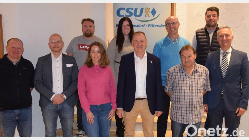 Die CSU Ebermannsdorf hat ihre Liste für die Kommunalwahl nominiert. MdL Dr. Harald Schwartz (vorne rechts) gratulierte. Der Wahl stellen sich (Vorne, von links) Jürgen Rieger, Jörn Henseleit, Ramona Sulkowski, Bürgermeister Erich Meidinger, Ingo Wiesgickl-Lasser sowie (Hinten, von links) Matthias Sturm, Julia Eckl, Andreas Schmidbauer und Andreas Straller. Bild: Liane Kern