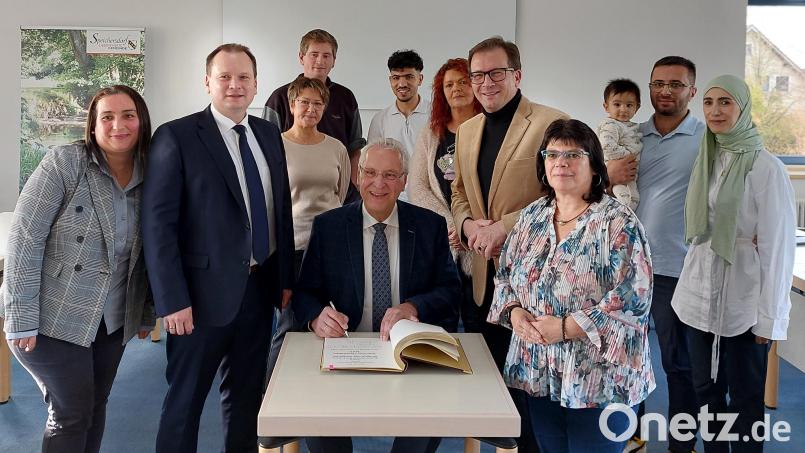 Innenminister Joachim Herrmann trägt sich ins Goldene Buch der Gemeinde Speichersdorf ein. Bild: Gemeinde Speichersdorf