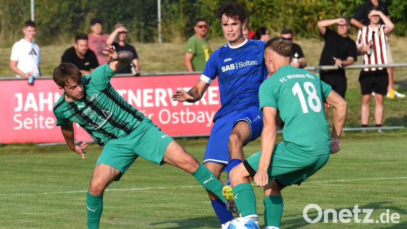 Paul Richthammer (blaues Trikot) und die SpVgg SV Weiden II könnten den FC Raindorf mit einem Sieg am Sonntag aus eigener Kraft überholen. Bild: Gerhard Büttner