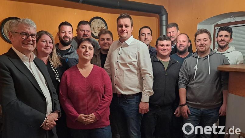 Der Vorsitzende der FW Teunz, Florian Spießl (Mitte), stellt sich zur Wahl für das Bürgermeisteramt. Ihm zur Seite stehen die Kandidatinnen und Kandidaten für den Gemeinderat sowie auch Landtagsabgeordneter Martin Scharf (links) Bild: wel