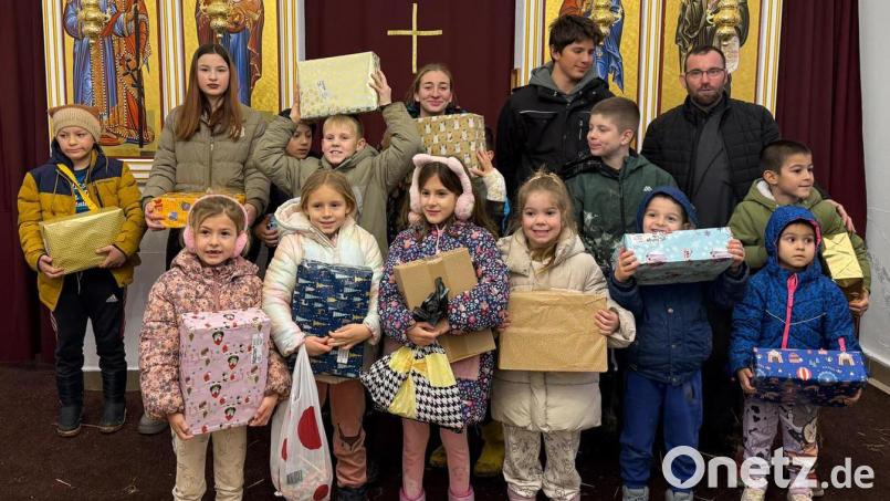 Kindern, Familien und älteren Menschen Weihnachten eine kleine Freude machen, dass möchte die Hilfsaktion „Für das Leben und die Hoffnung“. Daher bittet die Aktion wieder um Weihnachtspäckchen. 2024 war die Freude bei allen außerordentlich. Mit großen Augen wurden die liebevoll eingepackten Päckchen in Empfang genommen. Bild: exb; Für das Leben und die Hoffnung/(Hans Karl