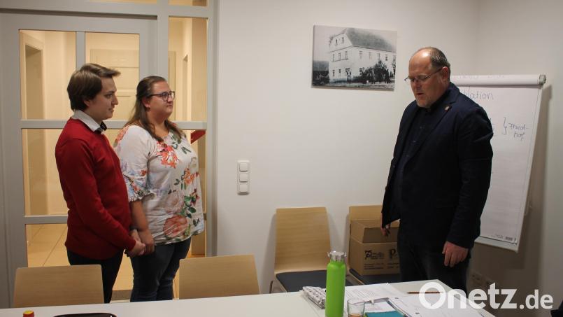 Als neue Gemeinderatsmitglieder wurden Lukas Przetak und Corinna Bauernfeind von Bürgermeister Thorsten Hallmann (von links) auf Grundgesetz, Landesverfassung und Wahrung der gemeindlichen Selbstverwaltungsrechte vereidigt. Bild: Bernhard Piegsa