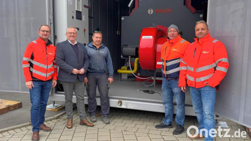 Die beiden neuen Heizersatzanlagen sorgen für zusätzliche Versorgungssicherheit im Schwandorfer Fernwärmenetz. Oberbürgermeister Andreas Feller (Zweiter von links) begrüßt die Investition in die Versorgungssicherheit. Bild: Stadt Schwandorf, Daniel Weigl/exb