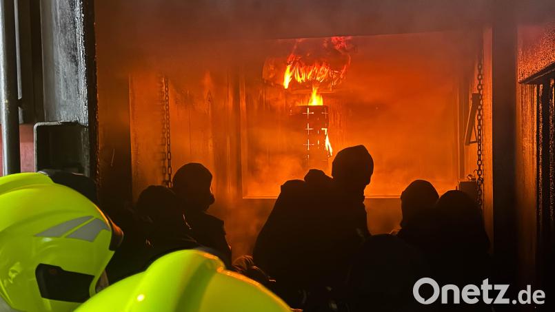 Im Brandübungscontainer wird ein Zimmerbrand realistisch nachgestellt. So können die Feuerwehrkräfte praxisnah üben, wie ein Feuer im Innenraum zu bekämpfen ist. Die Temperaturen können bis zu 700 Grad Celsius erreichen. Bild: Gabi Schönberger