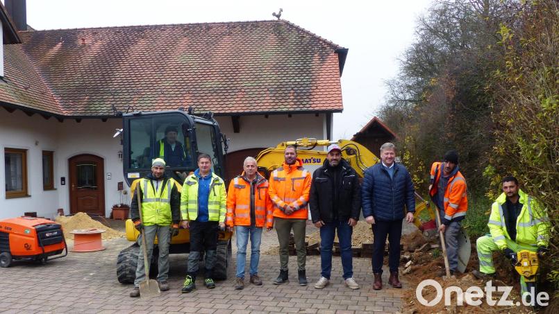 Bürgermeister Stefan Braun (Dritter von rechts) macht sich mit den Verantworlichen vor Ort ein Bild über die Arbeiten an Glasfaseranschlüssen in Utzenhofen. Bild: jp