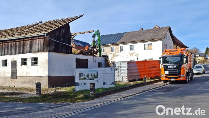 Der Abriss des Stalles am ehemaligen Lindner-Anwesen wird das Ortsbild am unteren Ende der Fichtelberger Straße gravierend - wenn auch nur vorübergehend - verändern. Das Wohnhaus bleibt bestehen und soll umgebaut werden. Der Förderbescheid wird bald erwartet. Bild: ld