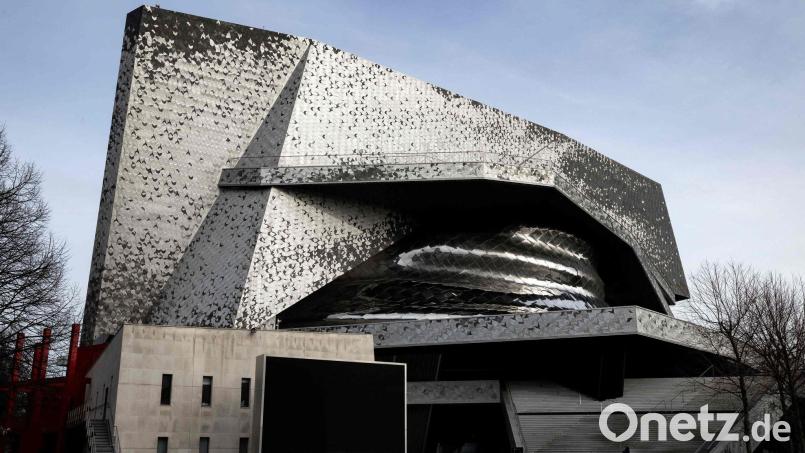 Vier Menschen sitzen in Polizeigewahrsam. Bild: Sebastien Dupuy/AFP/dpa