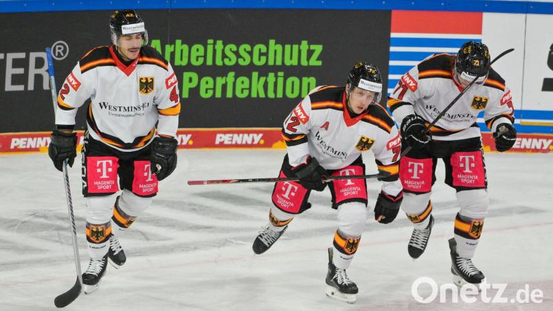Nach seinem Tor gegen Lettland verletzte sich Dominik Kahun (M.) und kann beim Deutschland Cup nicht mehr spielen. Bild: Peter Kneffel/dpa
