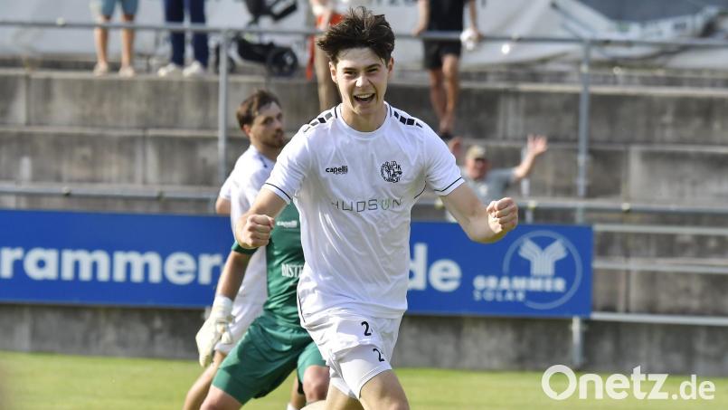 Der Moment, in dem der "waschechte" Gebenbacher Konstantin Plankl sein erstes Tor für die DJK in der Bayernliga geschossen hat: Beim 7:0-Kantersieg gegen Würzburg steuerte der 19-Jährige den vierten Treffer bei. Archivbild: Hubert Ziegler