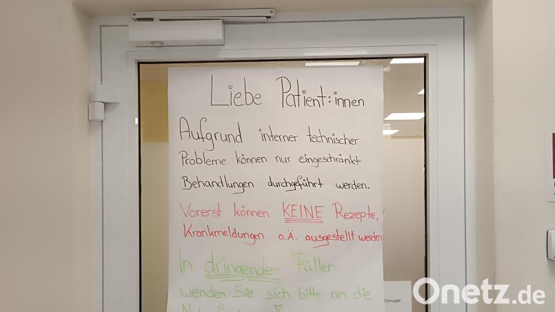 An einer Tür des MVZ Tirschenreuth hängt dieses Plakat mit der Aufschrift, dass wegen "interner technischer Probleme nur eingeschränkt Behandlungen durchgeführt werden". Bild: nic