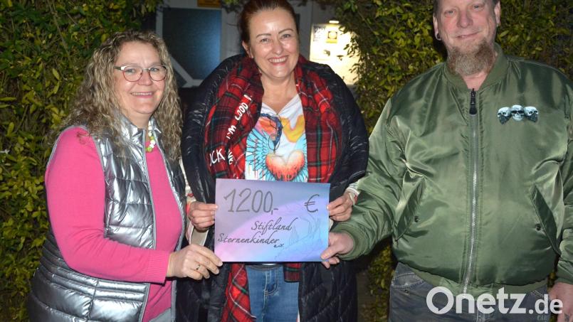 1200 Euro an eingegangenen Spendengeld übergeben Uschi (links) und Wolfgang Fleischer (rechts) an Birgit Bleistein (Mitte) vom Verein „Stiftland-Sternenkinder“. Das Geld ist bei der sechsten Halloween-Party in Fleischers Garten für den guten Zweck gesammelt worden. Bild: jr